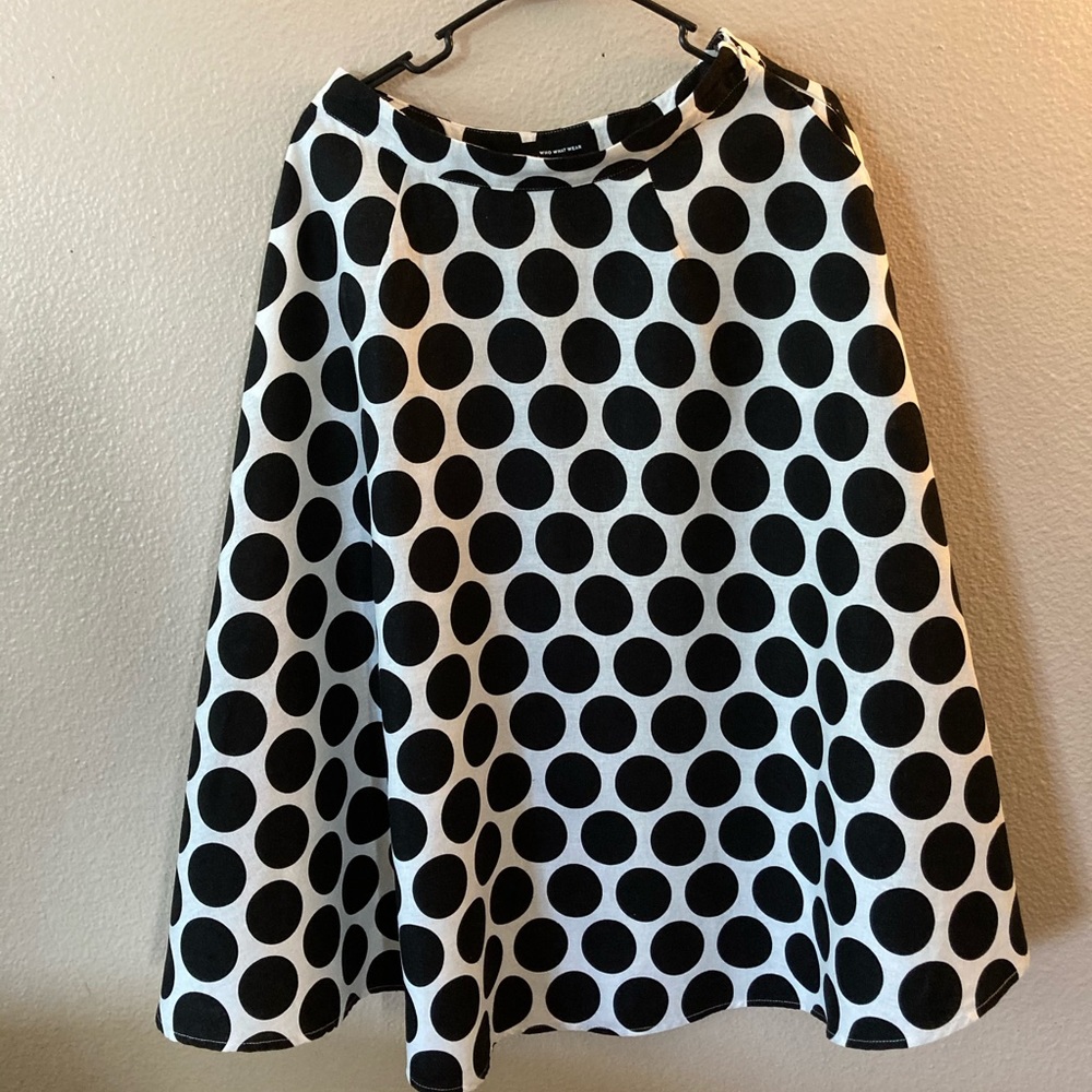 Cute black and white polka dot round skirt!